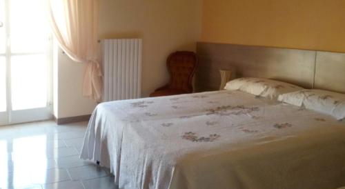 マテーラにあるAffittacamere Antichi Orizzontiのベッドルーム1室(ベッド1台、椅子、窓付)