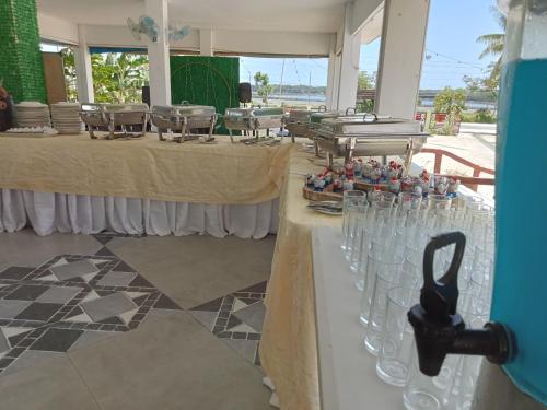 un par de mesas con copas de vino. en Beup Inland Resort, 