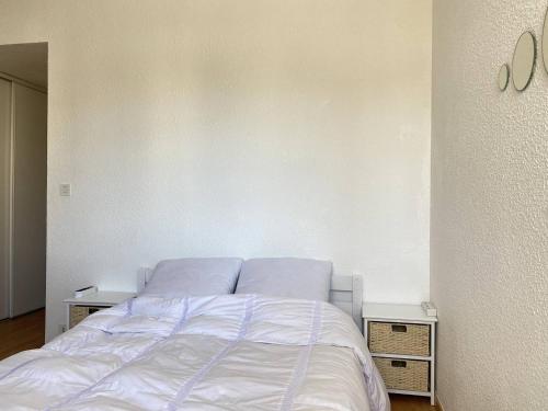 Ένα ή περισσότερα κρεβάτια σε δωμάτιο στο 104 - Studio, dans une résidence les pieds dans l'eau à Sables D'or Les Pins