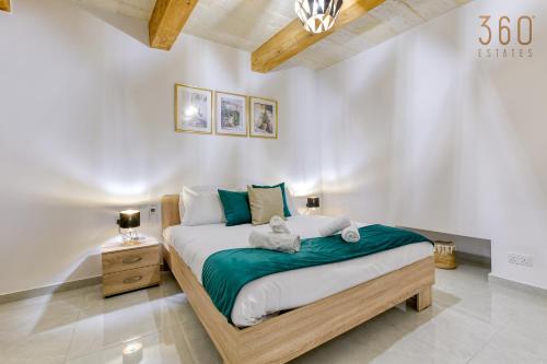 een slaapkamer met een groot bed in een kamer bij Modern fully Equipped 1BR home in St Julians by 360 Estates in St Julian's