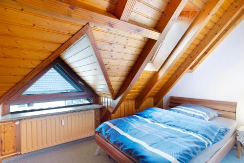 een bed in een kamer met een houten plafond bij Cheng 2 in Baden-Baden