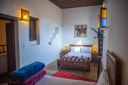- une chambre avec un lit et un canapé dans l'établissement Dar Arinas Fez, à Fès