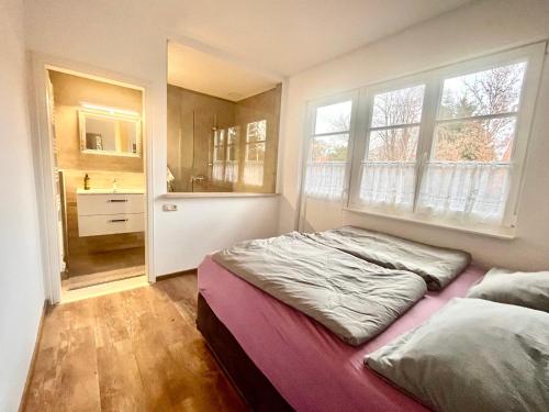 um quarto com uma cama e uma janela em Ferienwohnung Alte Bleicherei em Rastede