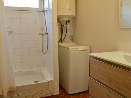une salle de bain avec une douche, des toilettes et un lavabo dans l'établissement Maison avec Jardin, 5 couchages, St Pierre la Mer - Lave-vaisselle, Lave-linge, Animaux acceptés - FR-1-229D-211, à Saint Pierre La Mer