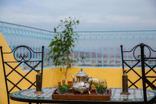 uma mesa com uma chaleira de chá em cima em Dar Arinas Fez em Fez