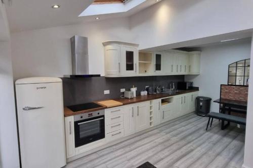 Kuchyň nebo kuchyňský kout v ubytování St Albans Stylish Suite with kitchenette