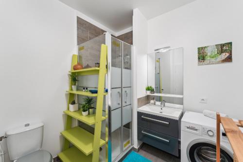 La salle de bains est pourvue d'un lavabo et d'un lave-linge. dans l'établissement Chic apart terrace garden parking, à Asnières-sur-Seine