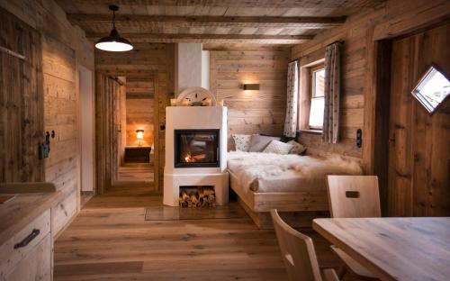Кровать или кровати в номере Alpin Chalets Oberjoch - Luxus Unterkunft mit privatem SPA und Zugang zu 3000 qm SPA Panoramahotel Oberjoch