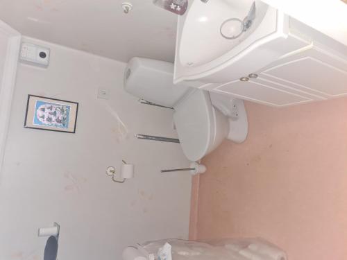 La salle de bains est pourvue de toilettes et d'un lavabo. dans l'établissement Norra stenarmen 5, à Piteå