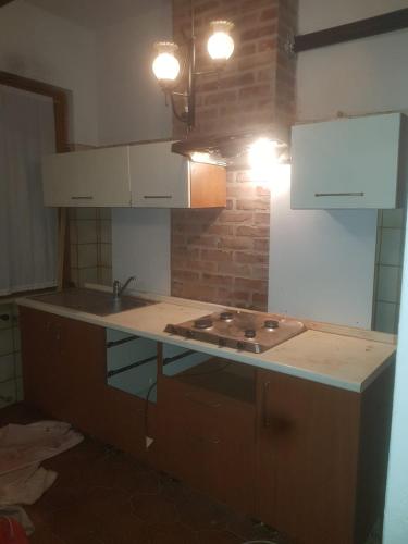 Una cocina o zona de cocina en Oasi di pace e natura