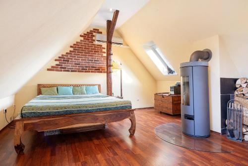 Schlafzimmer im Dachgeschoss mit einem Bett und einer Heizung in der Unterkunft Dachgeschosswohnung Wohllebe in Hannover