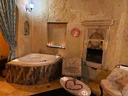 ネヴシェヒルにあるLovely Cappadocia Hotelのバスルーム(大型バスタブ付)が備わります。