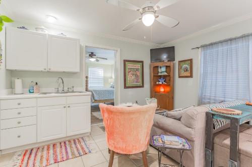 eine Küche und ein Wohnzimmer mit einem Sofa und einem Tisch in der Unterkunft Creekside Paradise in Tybee Island