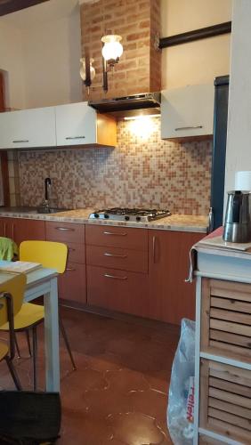 Una cocina o zona de cocina en Oasi di pace e natura