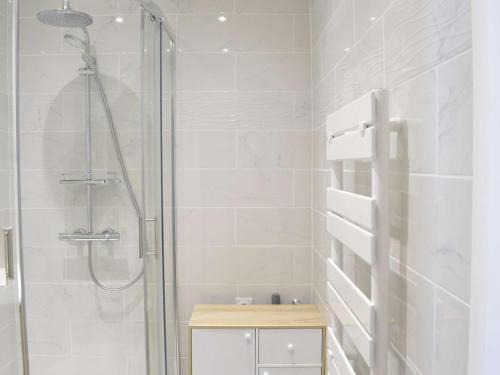 une salle de bain avec une douche avec une porte vitrée dans l'établissement Appt 3 pièces à 20m de la plage, Cap d'Agde - FR-1-249-85, au Cap d'Agde