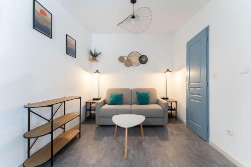 un salon avec un canapé et une table dans l'établissement Studio with Sunny Patio in Panier near Old Port, à Marseille