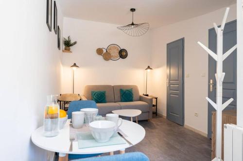 un salon avec une table et un canapé dans l'établissement Studio with Sunny Patio in Panier near Old Port, à Marseille