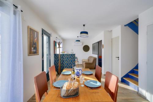 une salle à manger avec une table et des chaises en bois dans l'établissement Maison en bord de mer pour 4, à Kérity, à Penmarcʼh