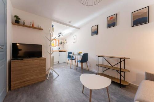 Studio with Sunny Patio in Panier near Old Port