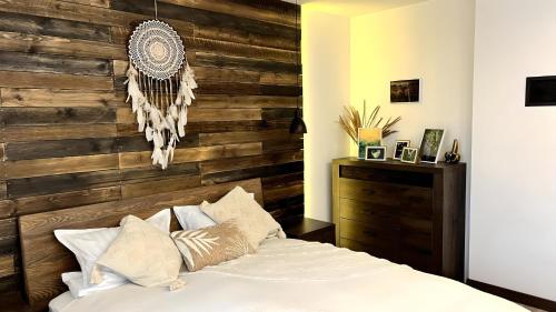 Postel nebo postele na pokoji v ubytování Historic Charm - Cozy Nordic Retreat in Time-Honored Residency