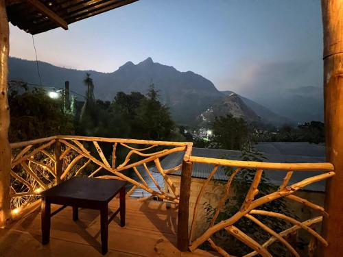 balcón con mesa y vistas a la montaña en Cabaña Tzanjuyu en San Juan La Laguna