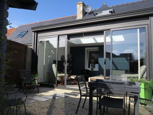 Maison rénovée 3*, exposée Sud, cour fermée, près du centre de Trégastel, avec vélo et équipements bébé - FR-1-368-190