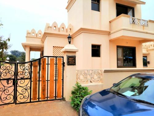 een auto geparkeerd voor een huis met een hek bij Shiv villa in Saralgaon