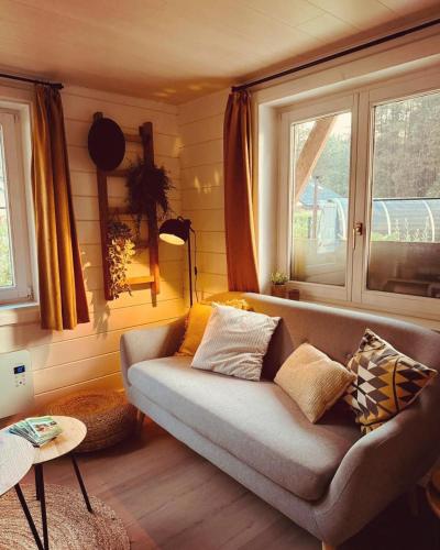 sala de estar con sofá y ventana en Chalet Chalazy, en Lille