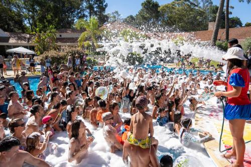 Une foule de gens dans l'eau d'une fontaine dans l'établissement Solanas Punta Del Este Spa & Resort, à Punta del Este