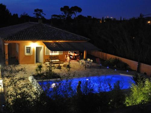 une villa avec une piscine la nuit dans l'établissement Superbe Villa T5 Climatisée avec Piscine Privative et Garage à Six-Fours-les-Plages (9 Couchages) - FR-1-316-39, à Six-Fours-les-Plages