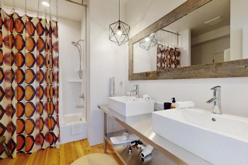 クレスティド・ビュートにあるThe Meadowsのバスルーム(洗面台2台、鏡付)
