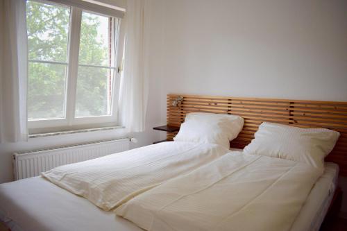 Postel nebo postele na pokoji v ubytování Lütje