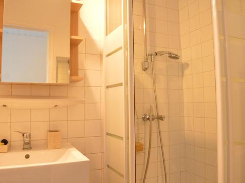une salle de bain avec douche et lavabo dans l'établissement Studio Cabine 3 Couchages avec Terrasse, Parking, à 50m de la Plage - Le Grau d'Agde - FR-1-249-171, au Grau-dʼAgde