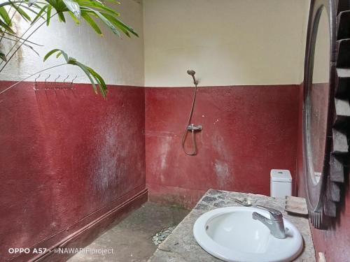 y baño con lavabo y ducha. en Matahari Inn, en Gili Trawangan