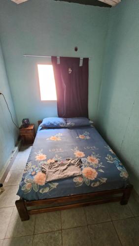 Dormitorio pequeño con cama con pared azul en LOS CHOW CHOW en Posadas