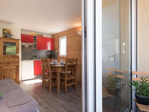une cuisine et une salle à manger avec une table et des chaises dans l'établissement Appartement cosy 6 pers, centre Saint-Lary, balcon sud, parking, 2 chambres, classé 2 étoiles - FR-1-296-142, à Saint-Lary-Soulan
