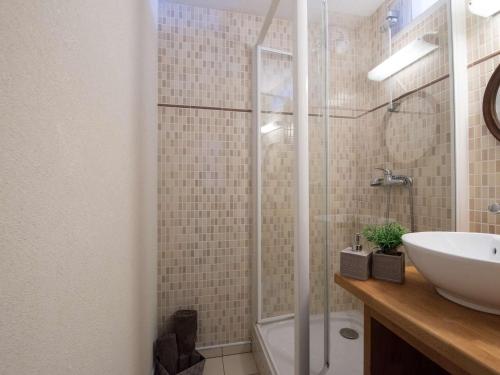 une salle de bain avec une douche en verre et un lavabo dans l'établissement Appartement cosy 6 pers, centre Saint-Lary, balcon sud, parking, 2 chambres, classé 2 étoiles - FR-1-296-142, à Saint-Lary-Soulan