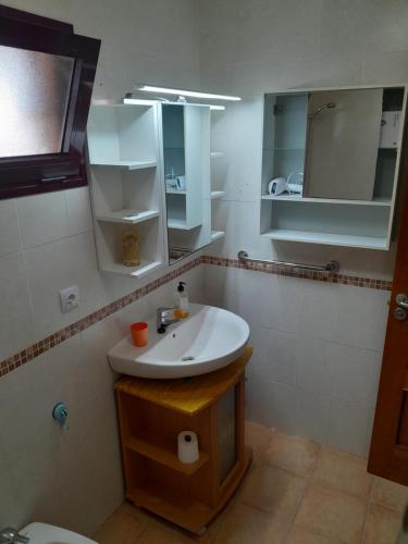 łazienka z białą umywalką i lustrem w obiekcie Casa Livia Pool & Sunset w Corralejo