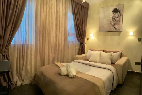 een hotelkamer met 2 bedden en een raam bij Top-notch apartment with sea view, bbq and Jacuzzi in St Julian's