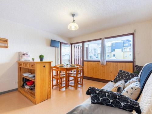 un salon avec un canapé et une table dans l'établissement Appartement 6 pers. avec balcon, au calme proche du centre de Saint-Lary-Soulan - FR-1-296-158, à Saint-Lary-Soulan