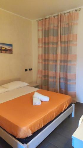 1 dormitorio con 1 cama con 2 toallas en T'Addormento, en Reggio Calabria