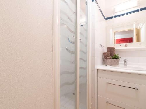 une salle de bain avec douche et lavabo dans l'établissement Appartement cosy 6 pers, Saint-Lary village, Quartier Thermal, télécabine proche - FR-1-296-136, à Saint-Lary-Soulan