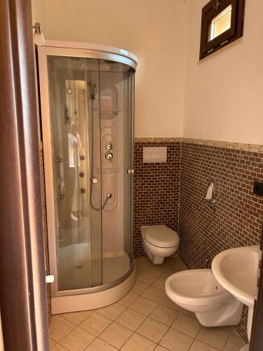 uma casa de banho com um chuveiro, um WC e um lavatório. em T'Addormento em Reggio di Calabria