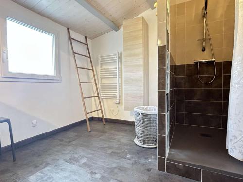 uma casa de banho com uma escada e um chuveiro em Maison Barbâtre, 4 pièces, 6 personnes - FR-1-224B-548 em Barbâtre