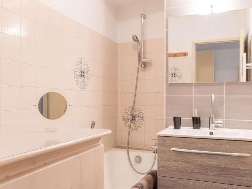 ein Badezimmer mit einer Dusche, einem Waschbecken und einer Badewanne in der Unterkunft Appartement Le Monêtier-les-Bains, 2 pièces, 6 personnes - FR-1-330F-35 in Le Monêtier-les-Bains