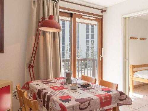 a dining room table with a red lamp and a balcony at Appartement lumineux 2 pièces 6 pers, proche pistes et commerces - La Salle Les Alpes - FR-1-330F-29 in Serre Chevalier