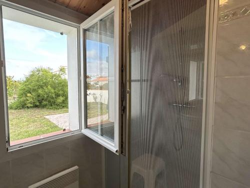 La salle de bains est pourvue d'une douche et d'une fenêtre. dans l'établissement Maison de vacances à 600m plage, 4 pièces, jardin, terrasse, parking – Barbâtre - FR-1-224B-460, à Barbâtre