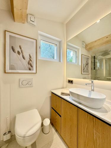 une salle de bain avec un lavabo blanc et des toilettes dans l'établissement Mazet 2 chambres, à Ramatuelle