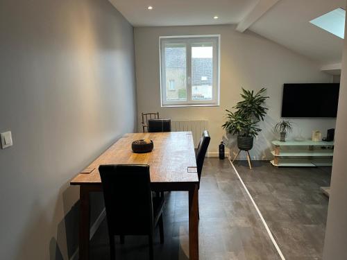 une salle à manger avec une table et des chaises en bois dans l'établissement La petite dame de Maintenon, à Maintenon
