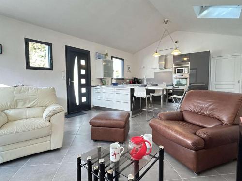un salon avec un canapé et une table dans l'établissement Maison calme avec jardin clos, 800m plage - 2 chambres, BBQ, parking privé, Wifi - FR-1-224B-116, à La Guérinière
